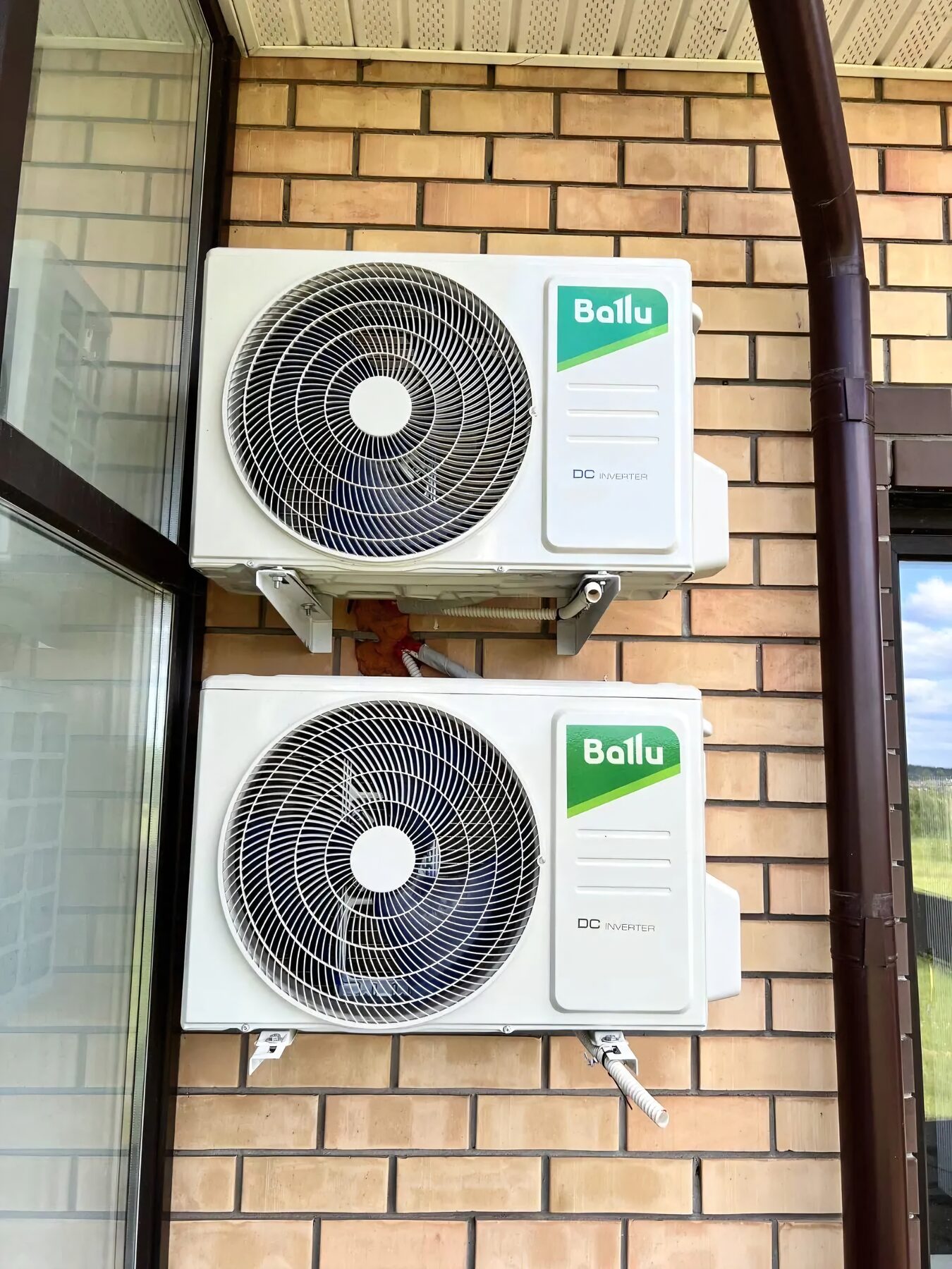 Два наружных блока Ballu на кирпичном фасаде