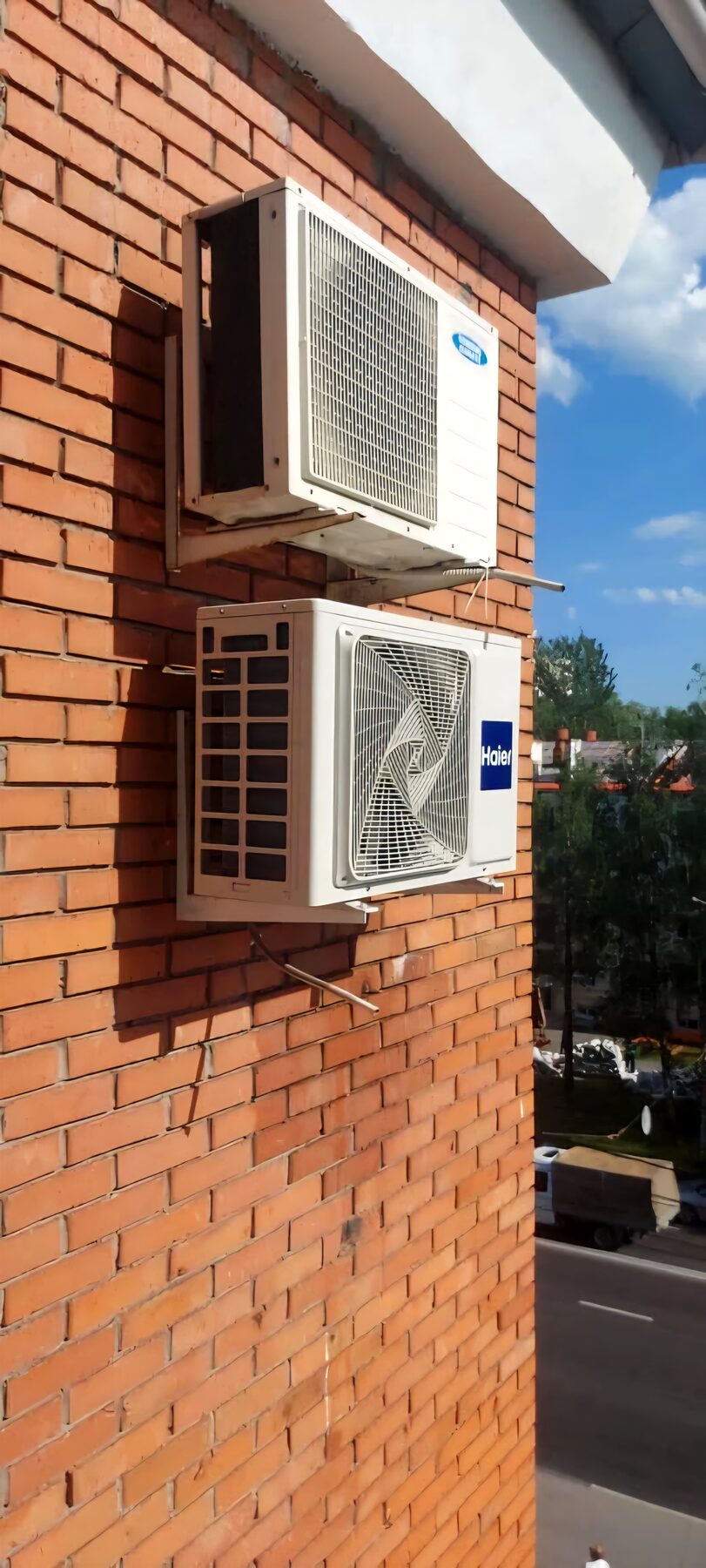 Два наружных блока кондиционеров на кирпичном фасаде