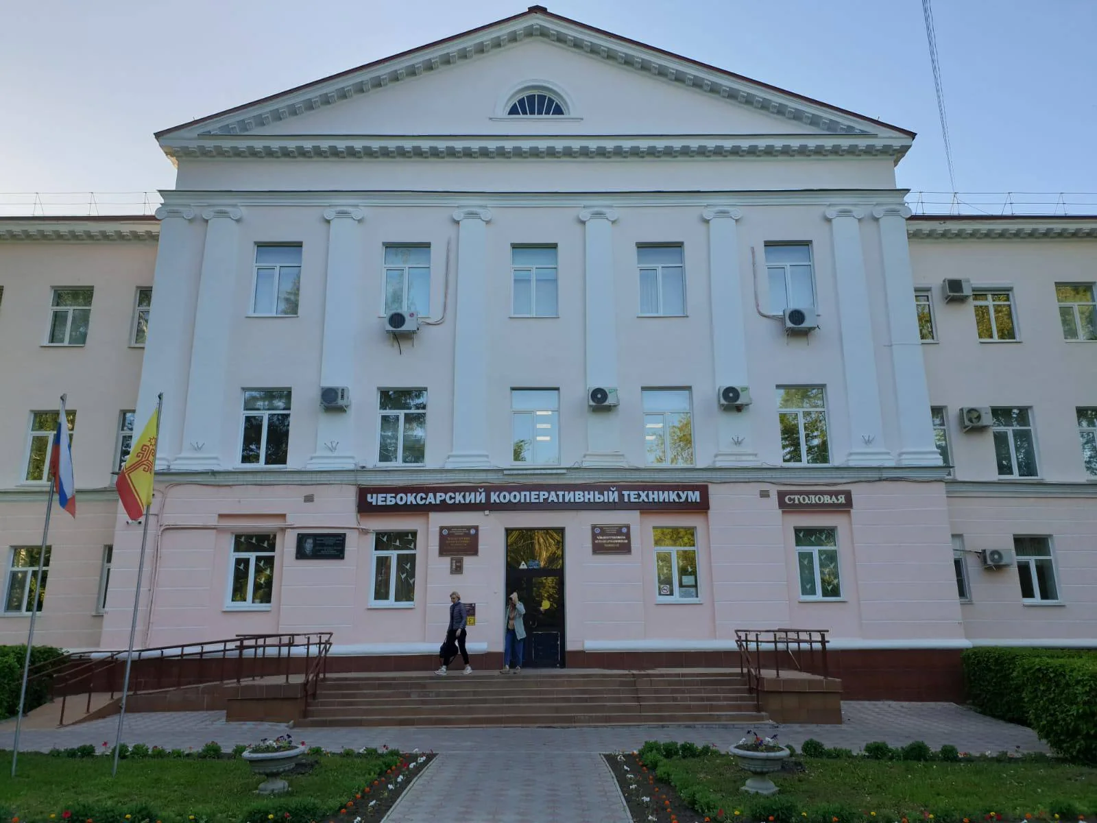 Кондиционеры на фасаде техникума в Чебоксарах