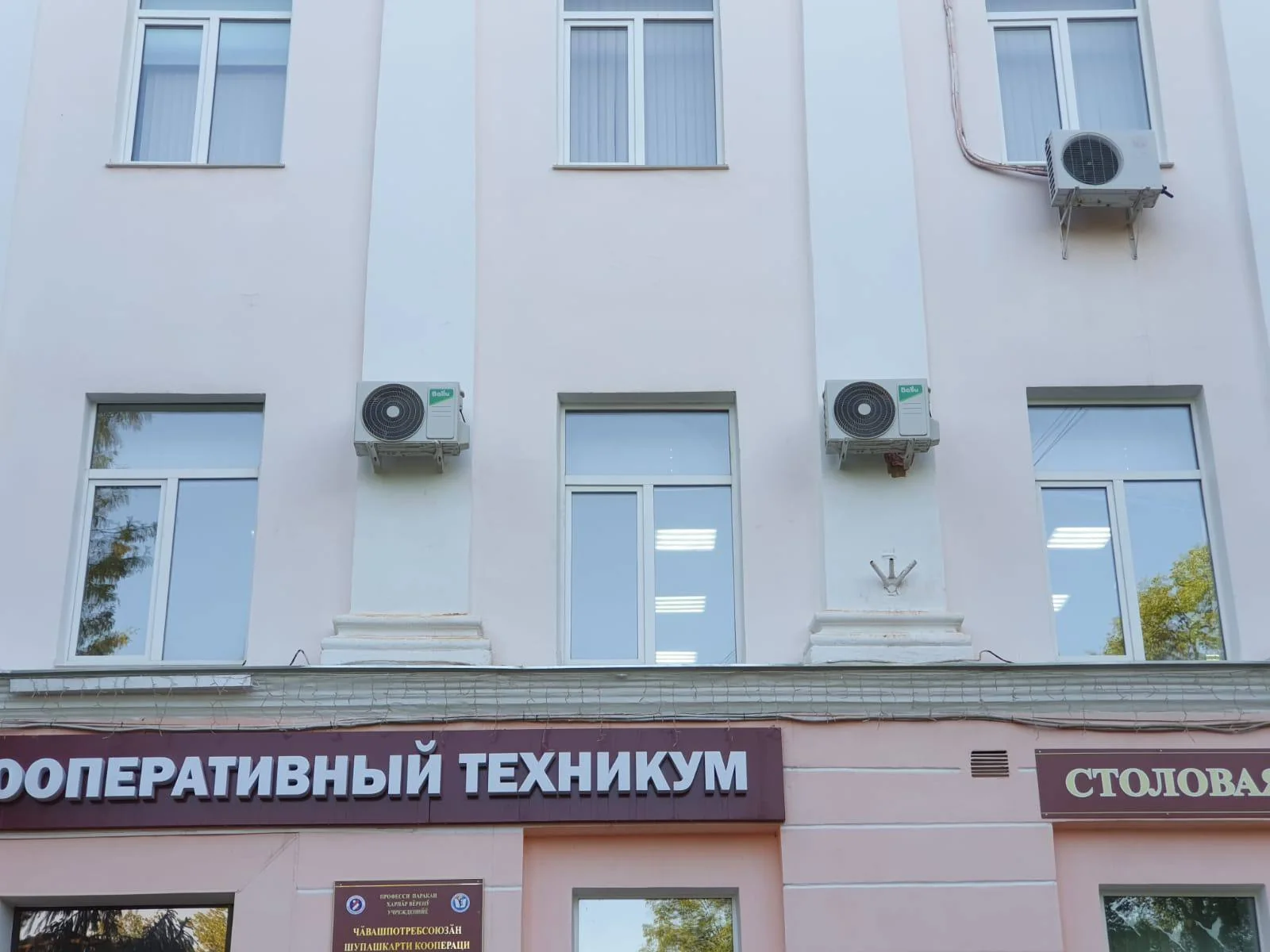 Несколько наружных блоков над окнами на фасаде техникума