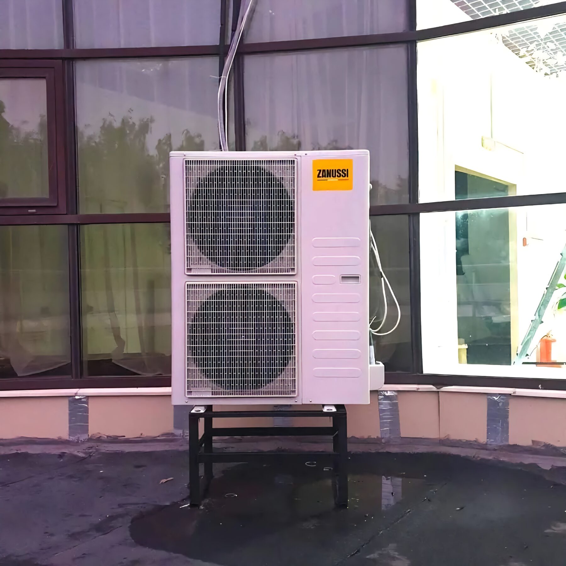 Наружный блок Zanussi на крыше торгового центра