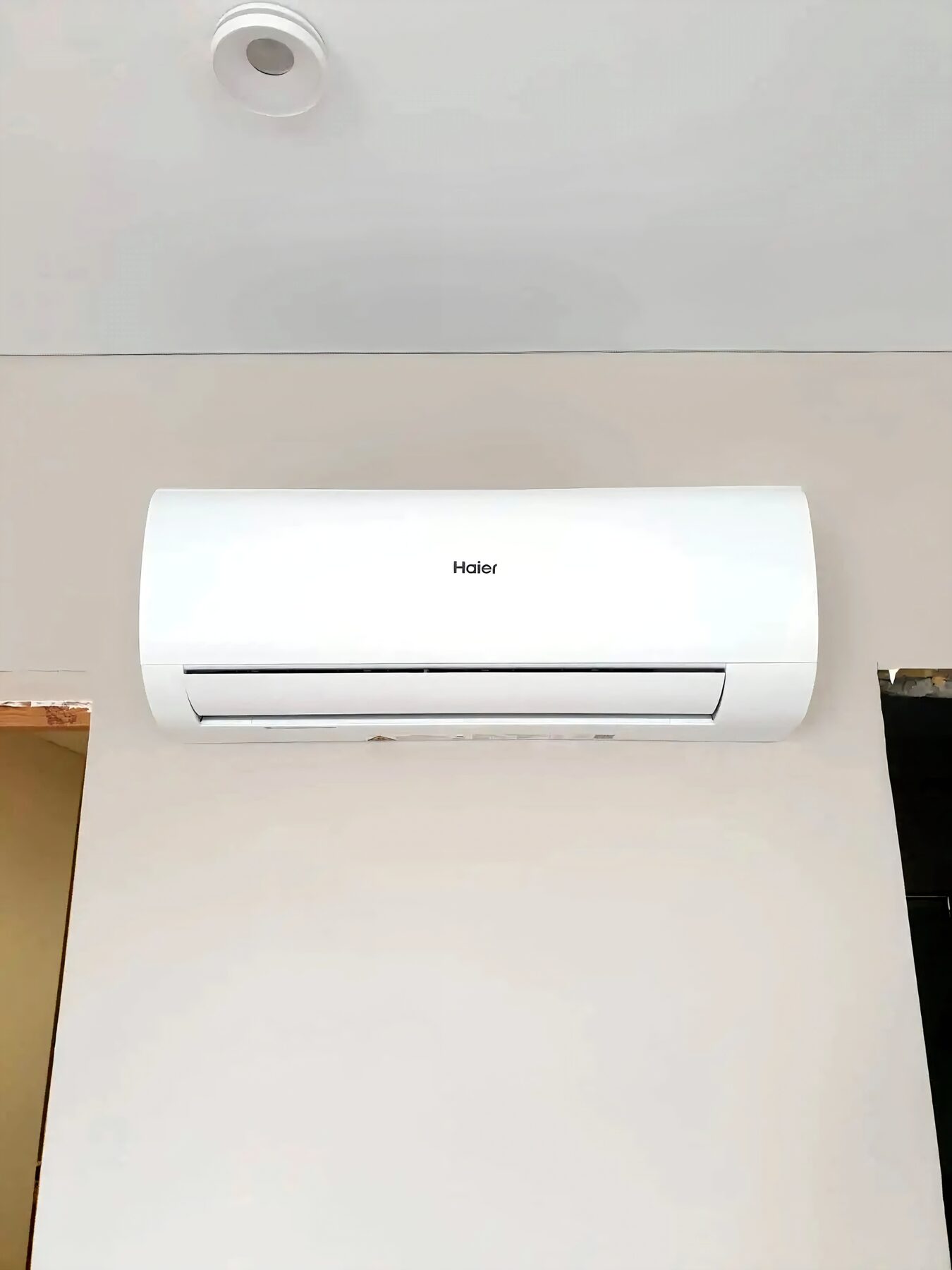 Внутренний блок Haier в прихожей